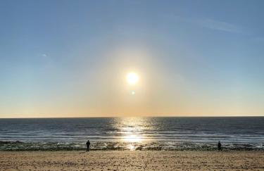 Gorgeous 2 Bed Apartment with Stunning Sea Views with Free Parking and Fast Internet - Foto 2