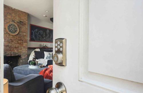 HostWise Stays - The "Row" House - Beautiful Space, Two King Beds - Photo 11