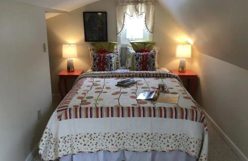 The Sunflower - Hot Tub Hideaway on 13 Wooded Acres - Fire Pit - Lake View - Near Keuka & Seneca Lake - Pet-Friendly - Foto 13