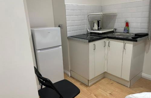 1st Studio Flat With full Private Toilet And Shower With its Own Kitchenette in Keedonwood Road Bromley A Fully Equipped Independent Studio Flat - Photo 7