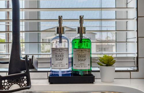 Stylish Phoenix Suite by Zenia Stays - Central & Cozy Escape - Foto 21