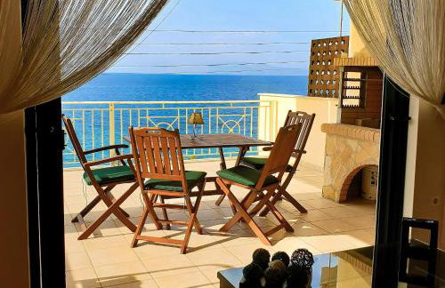 Derveni Seaside Apartments - Deluxe Sea View Penthouse Jacuzzi-BBQ & Groundfloor Garden View Apartment - Foto 5