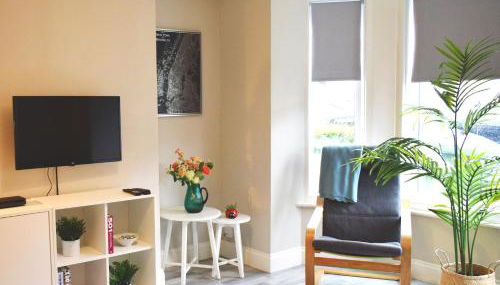 Three Bedroom City Home with Garden - Photo 4