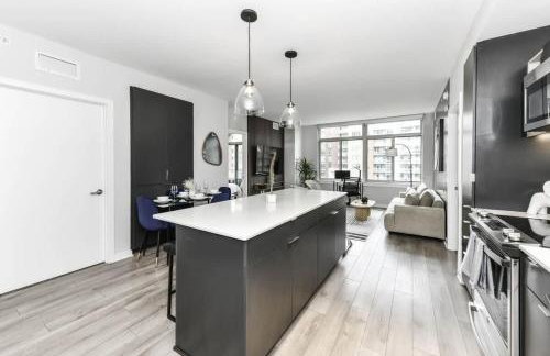 Comfy 2BR Oasis with Scenic Rooftop & Gym - Foto 57