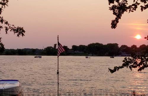 Lakefront Home with Game Room, Theater and Dock! - Foto 39