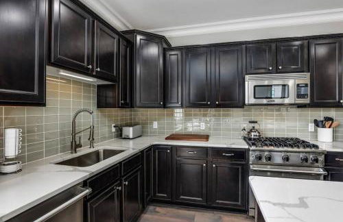 Lumber Barons Detroit Brush Park Penthouse 3BR 2 Kings 1 Queen 2 Baths 1 Car Garage - Photo 41