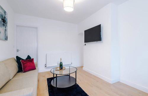 Comfy 3-BR Wirral Home | Free Parking & Wi-Fi - Foto 58