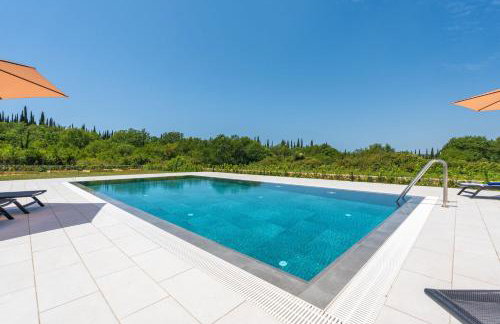 Green & Blue Five Bedroom Villa with Private Pool and Complete Privacy - Photo 57