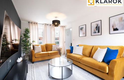 Four Bedroom Semi Detached House By Klarok Accommodation Peterborough With Free Parking & Garden - Foto 3