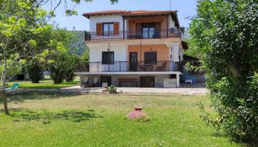 Bright, Beachfront Apartment with free parking and garden - Photo 2