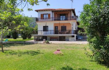 Bright, Beachfront Apartment with free parking and garden - Photo 2