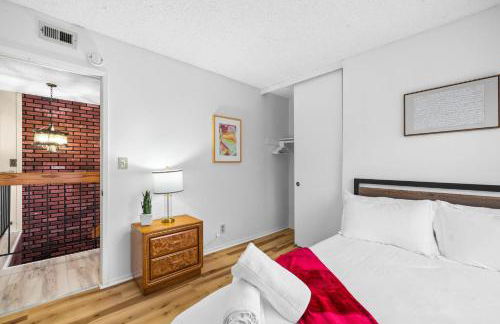 Mira Mesa Family Retreat 4BR with Balcony and Firepit - Photo 21