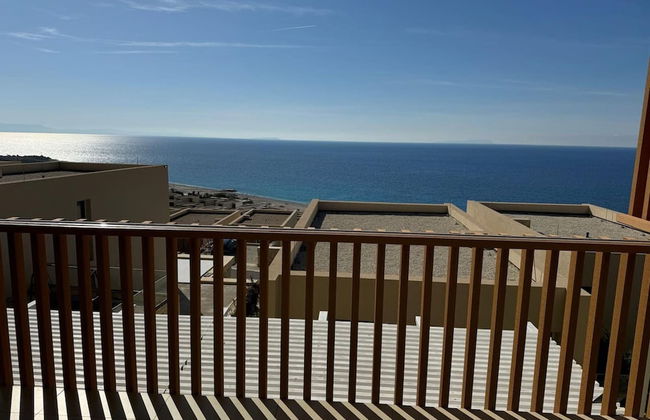 Sunny Coastal Getaway Green Coast - Photo 3