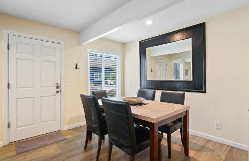 Stunning Beach Delight with Hot Tub, Fire Pit, Parking & Walk to Beach! - Foto 9