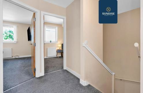 MUIRTON HOUSE - INVOICE and REDUCED PRICE only via SUNRISE SHORT LETS DUNDEE, 4 Bed House, 4 Car Parking, 2 Baths, 5 Smart TVs, Fully Equipped Kitchen, Large Dining and Living Space, Rear Garden, Free WiFi, and ONLY 9 Mins to STANNERGATE Ports - Foto 24