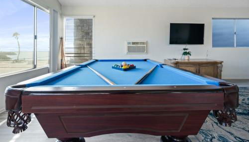 Ocean View Beach Stay w Pool Table & Bikes - Photo 5