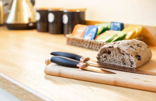 Dorney Windsor Legoland 5 Star Stay for upto 14 guests - Photo 23