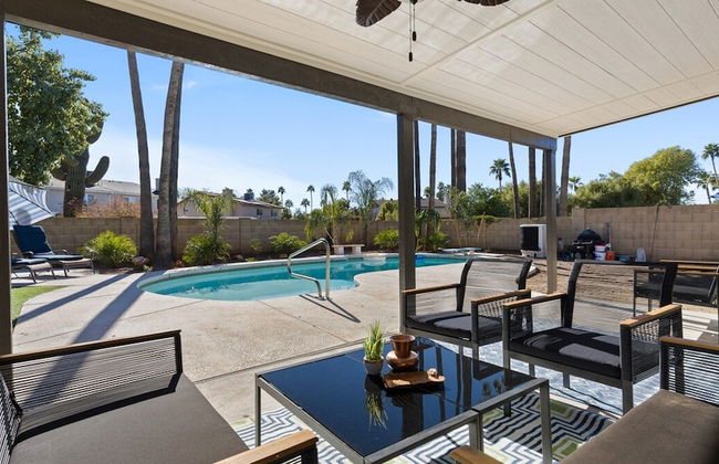 Modern and Stylish Remodeled 4 Bdrm w/ HTD Pool! - Foto 14