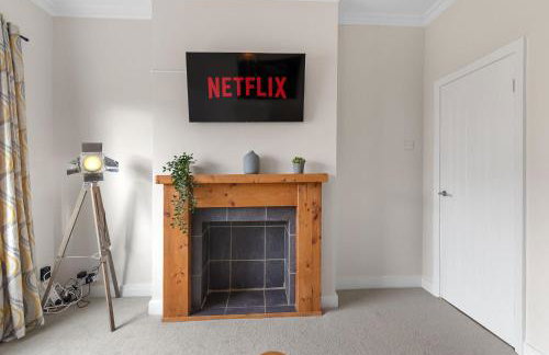 Whitehill - 3-Bed Home from Home, Sleeps 7, Great for Groups & Workers, FREE Parking & Netflix - Hosted by Stay Host Save - Photo 34