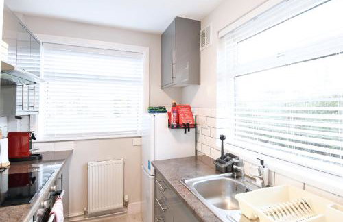 6 Person Home Near Airport and Manchester City Centre with Free Parking - Foto 10