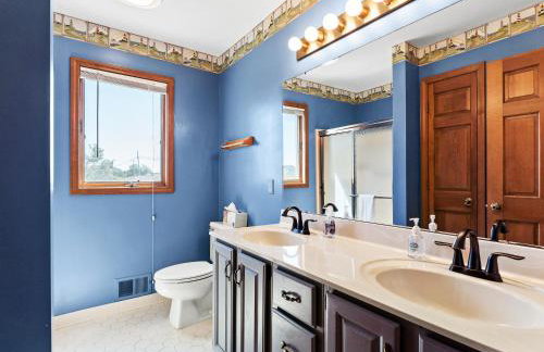 Experience lakeside luxury at Sunset Cove, a spacious 5-bedroom home - Foto 19