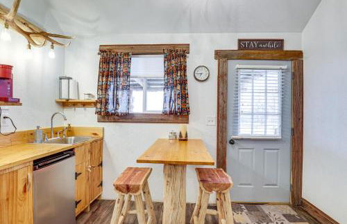 Glenvil Cabin with Gas Grill Steps to Dock and Pond! - Foto 4