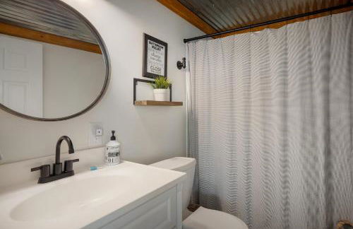 Cabin w hot tub & fire pit - Foto 21