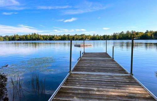 91WR Lake vibes and views at this waterfront home in the White Mountains - Foto 11