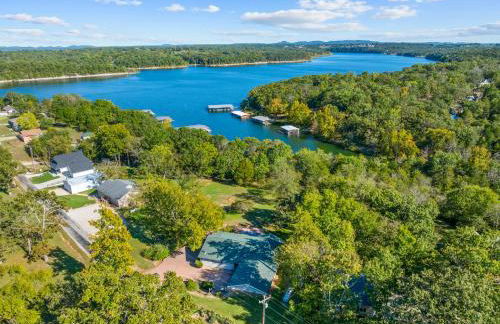 Lakefront Retreat with Deck, Movie Room and Yard - Foto 6