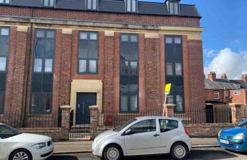 Newly built 2 bed flat in the heart of Leek - Photo 1