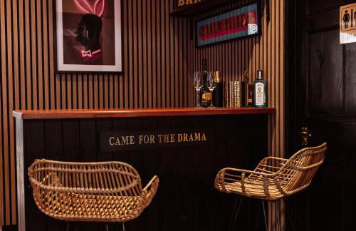 Large 7 Bedroom House for Families and Work Crews Hot Tub Parking Wi-Fi sleeps 17 - Foto 52