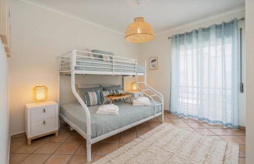 Bright Flat w/ Terrace & Pools by HostWise - Foto 4