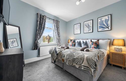 4-Bedroom Stunning Luxe, Spacious & Stylish Design House Bolton, Sleeps 11, with Parking Central Bolton, Links to Manchester, Pet-Friendly, Best For Groups! WORK CONTRACTORS SPECIAL OFFER! - by Blue Puffin Stays - Foto 3