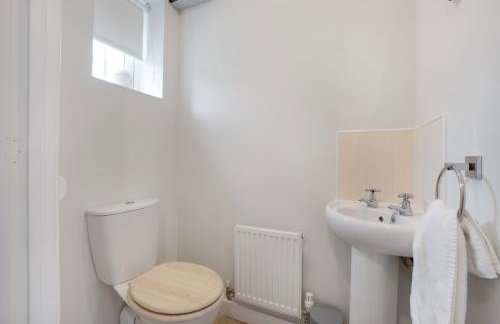 NEW! Stylish 2-Bed Home by Stay With Us, Ideal for Families, Sleeps 4! - Foto 46