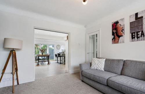 Pass The Keys Picture Perfect Haven in Didsbury Village - Free Parking & EV Station - Photo 4