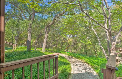 Lake Granbury Getaway! Family Home with Deck and Games - Foto 39