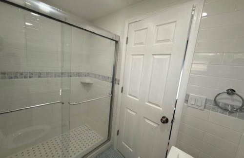 Newly Renovated Gem Fenced Backyard 2 Full Baths - Foto 9