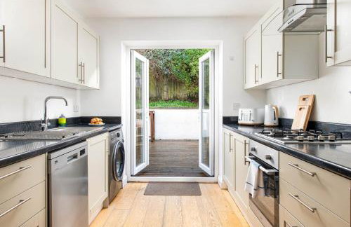 Large 5Bed Town House-Sleeps 9-By FabAccommodation - Foto 3