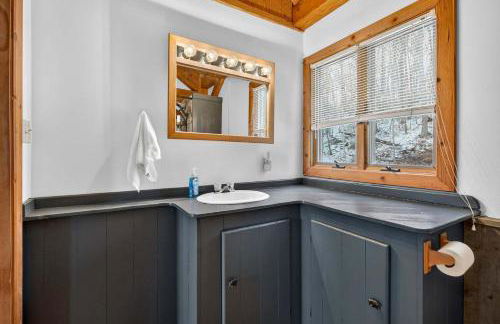 Cozy Mountain Retreat with Hot Tub & Fire Pit - Foto 36