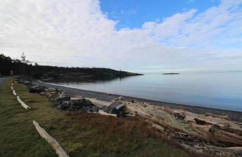 Lopez Island Agate Beach Waterfront Home - Foto 1
