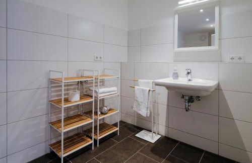 Travel Art Boardinghouse - Photo 9