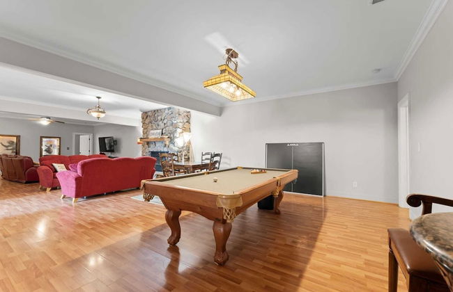 Whitetail Cove by Avantstay Lakefront w/ Pool + Private Dock Sleeps 20 - Photo 4