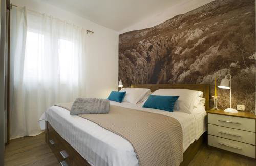 Villa Vision with Heated Pool & Jacuzzi in Sestanovac - Foto 20