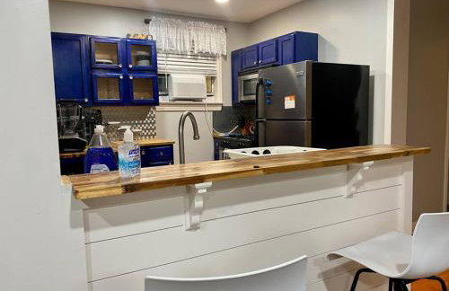 Charming Farmhouse Retreat near Downtown & University Modern Amenities, Fireplace & Porch! - Foto 12