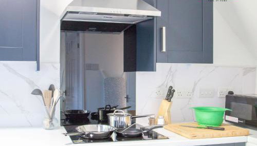 Chic 7-Bed Home for Contractors & Families in St Helens - Foto 4, stove, toaster