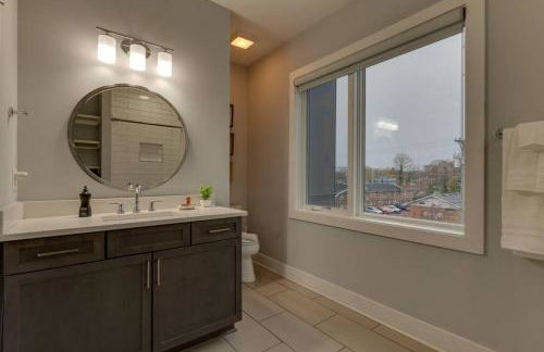Luxury Townhome! Rooftop-Game Room! Near Broadway! - Foto 13