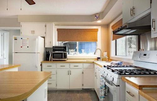 Waterfront Deck and Dock Torch Lake Home! - Foto 7