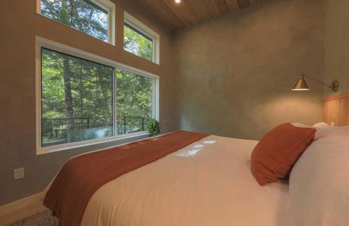 Cozy Luxury Cabin w Hot Tub, Fire Pit, King Bed - Foto 18