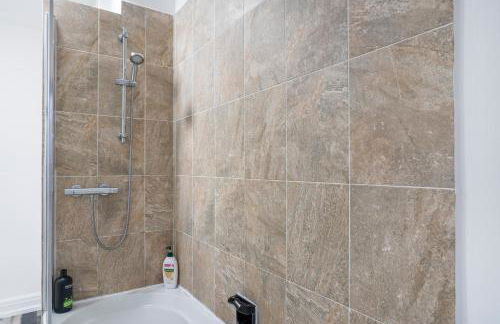 Modern Apartment -Free Parking - by Holiday Homes - Foto 37