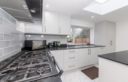Charming Modern Home in Central Wokingham - Pass the Keys - Foto 17